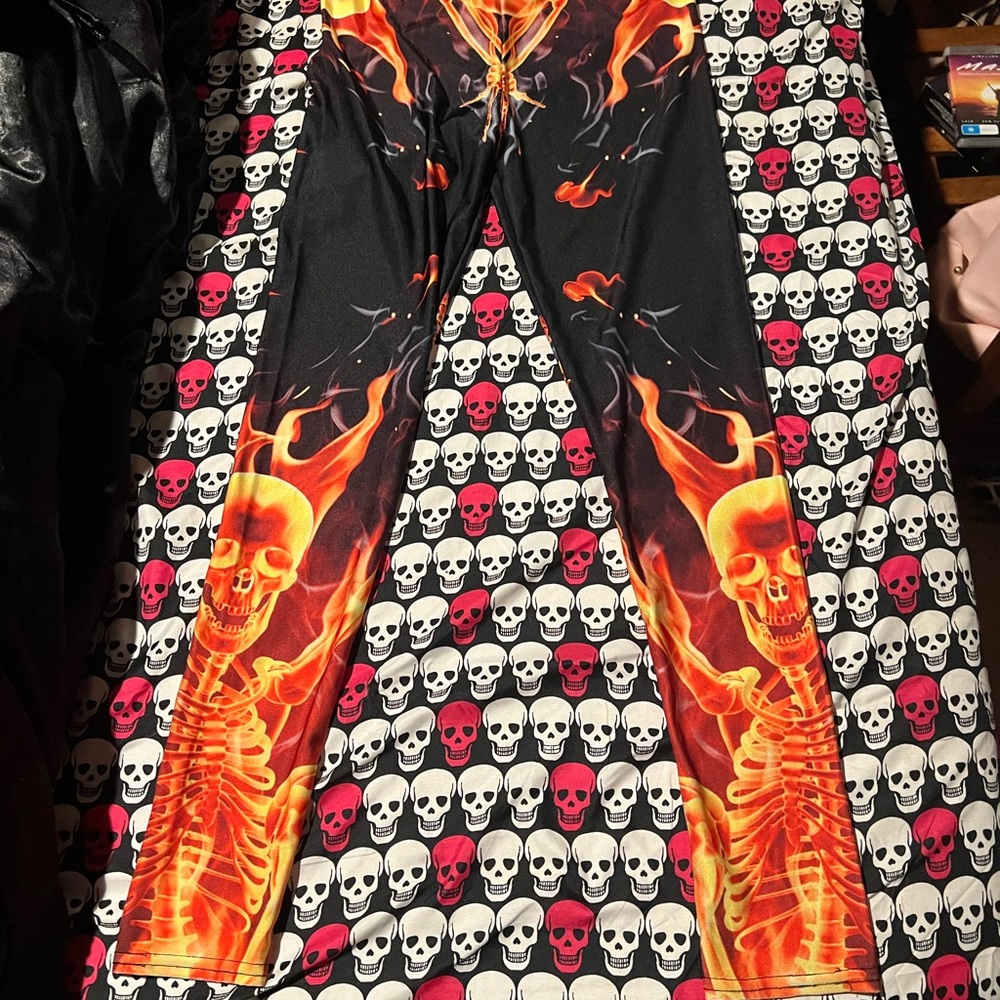 Woman’s Fire/Skull Leggings Size Medium